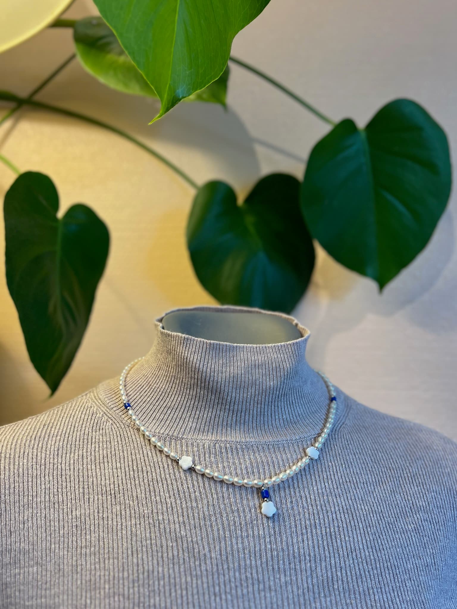 Collier fleurs bleues